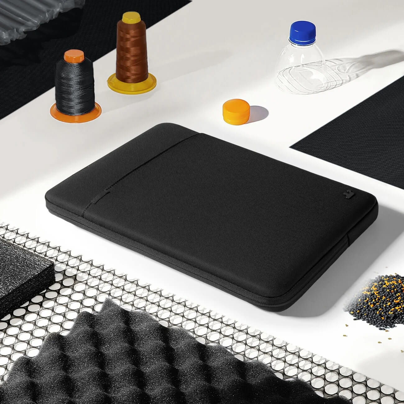 Túi chống sốc Tomtoc Premium Protective Macbook Air/Pro – A13 6 Mặt trước của túi A13 với chất liệu vải Cordura cao cấp